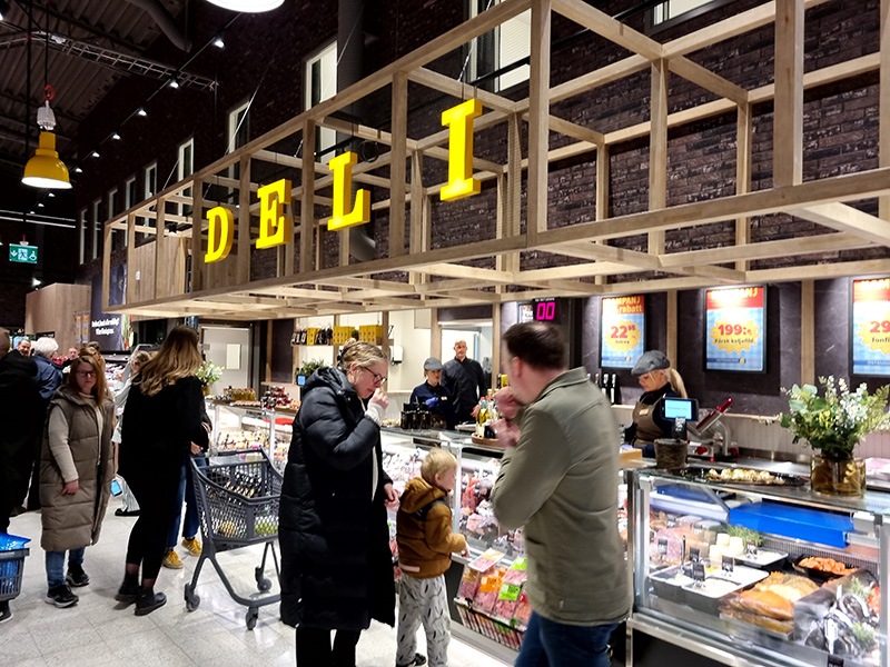 Nu har Östenssons livsmedelsbutik invigts